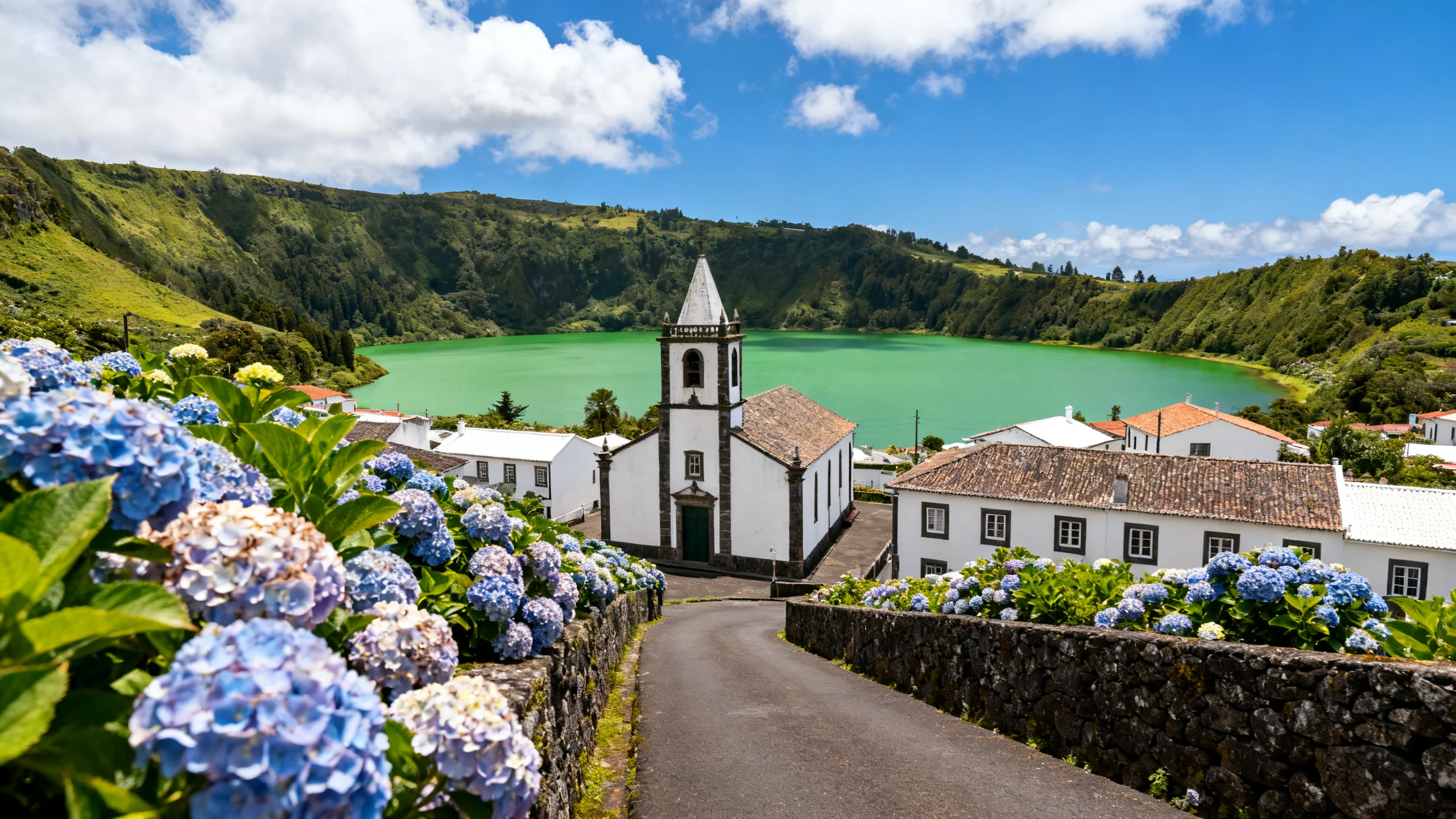 Le village de Sete Cidades et la Lagoa Verde à l'intérieur de la caldeira volcanique